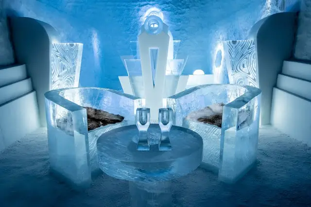 Sculptures made in IceHotel-365