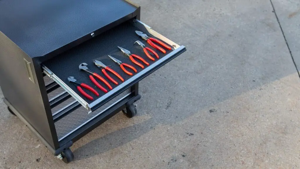 How to choose best industrial work benches