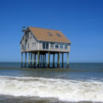 meaning of stilt house in hindi